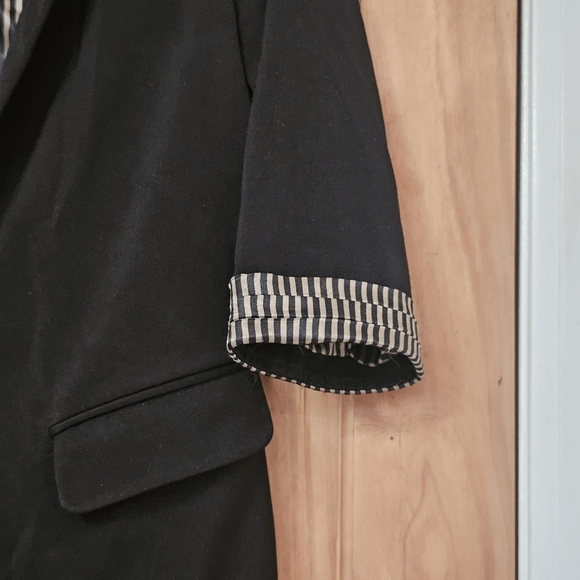 Forever 21 Women's Black Blazer Jacket With Half Cuffed Stripped Sleeves, Size M - Picture 3 of 9